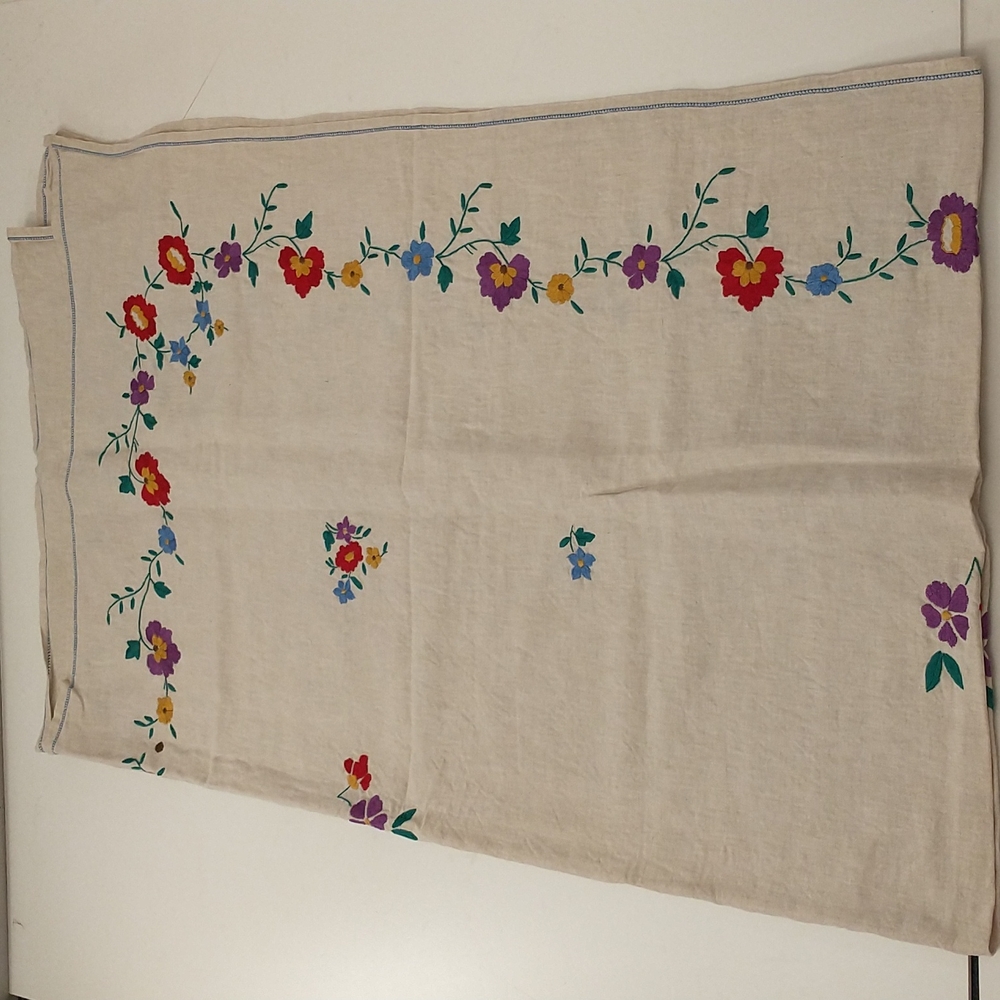 Vintage Linen Tablecloth 16 Matching Napkins Bold Floral Embroidery Color on Nat - Picture 2 of 6